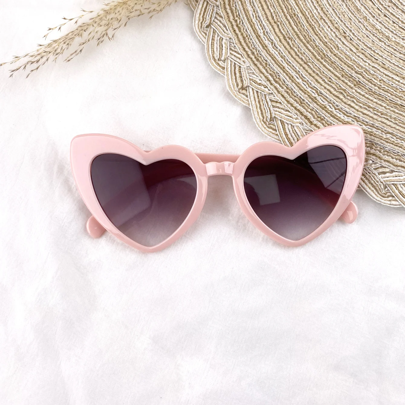 Large heart-shaped fashionable glasses for both men and women - fashionable anti reflective plastic glasses, suitable for beache