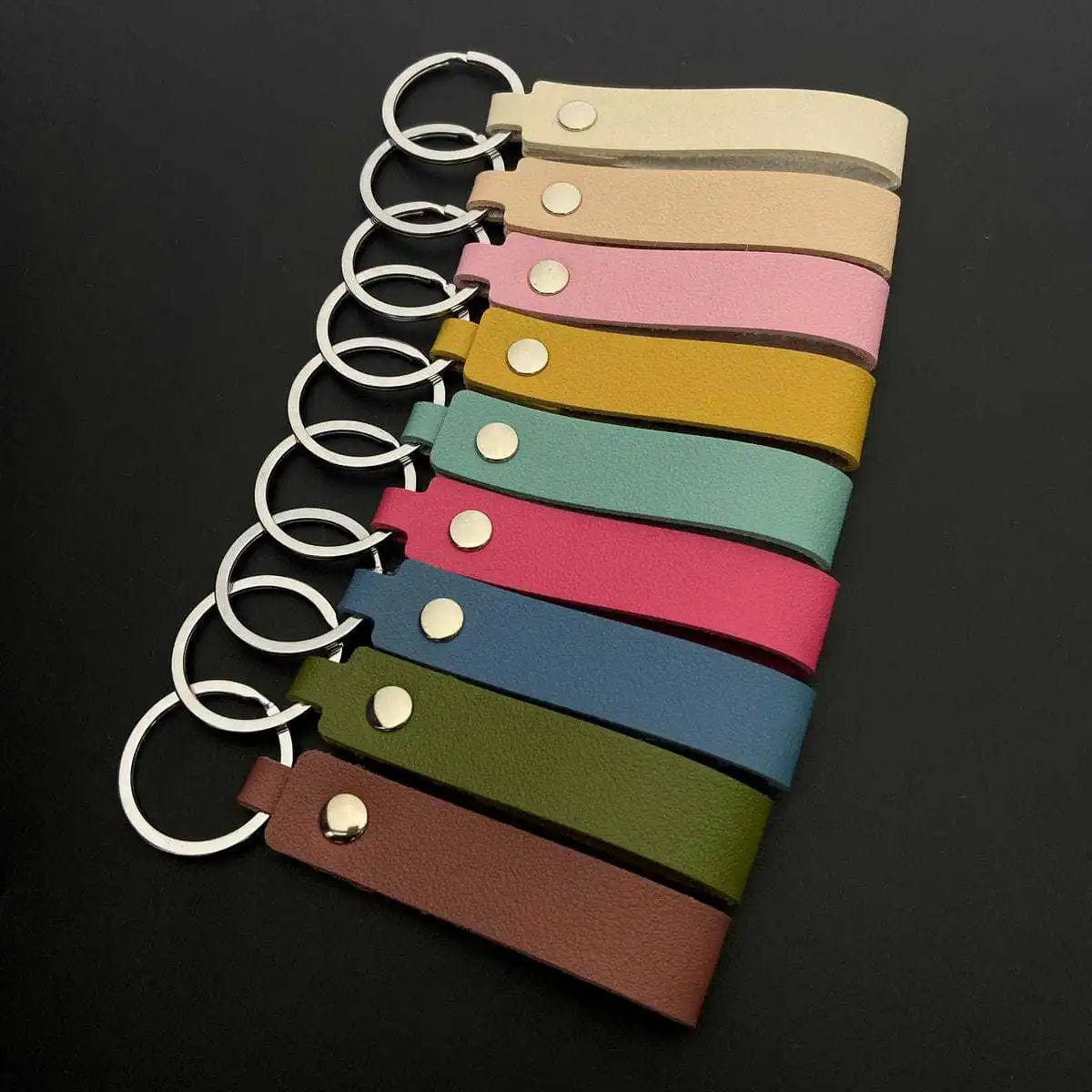 Modischer Schlüsselanhänger aus PU-Leder in 10 Farben, Metall-Schlüsselring, Taschen- und Auto-Anhänger, Schlüsselhalter, Accessoires, Schlüsselkette, Geschäftsgeschenke – Detail 2