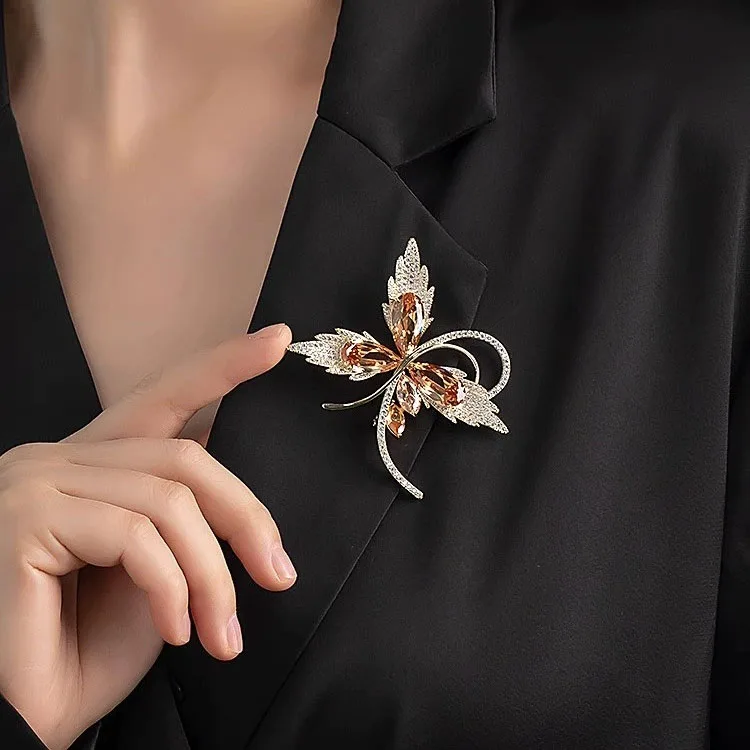 Cross border autumn and winter cardigan coat pin buckle chest, vintage retro matte gold butterfly pearl brooch for women