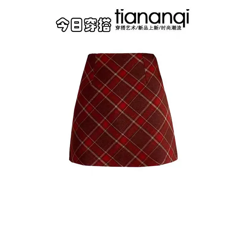 ชุดแฟชั่นฤดูใบไม้ร่วงและฤดูหนาวสำหรับผู้หญิง เสื้อถักสีแดงลดอายุ + กระโปรงสั้นลายสก็อต ชุดสองชิ้น