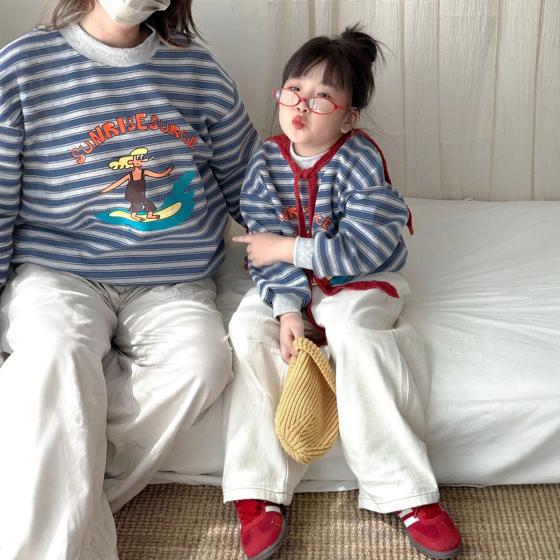 

2025 Korean Style Parents & Kids Striped Sweatshirts Family Matching Outfit with Letter Print for Boys Girls Age 2-9 Years