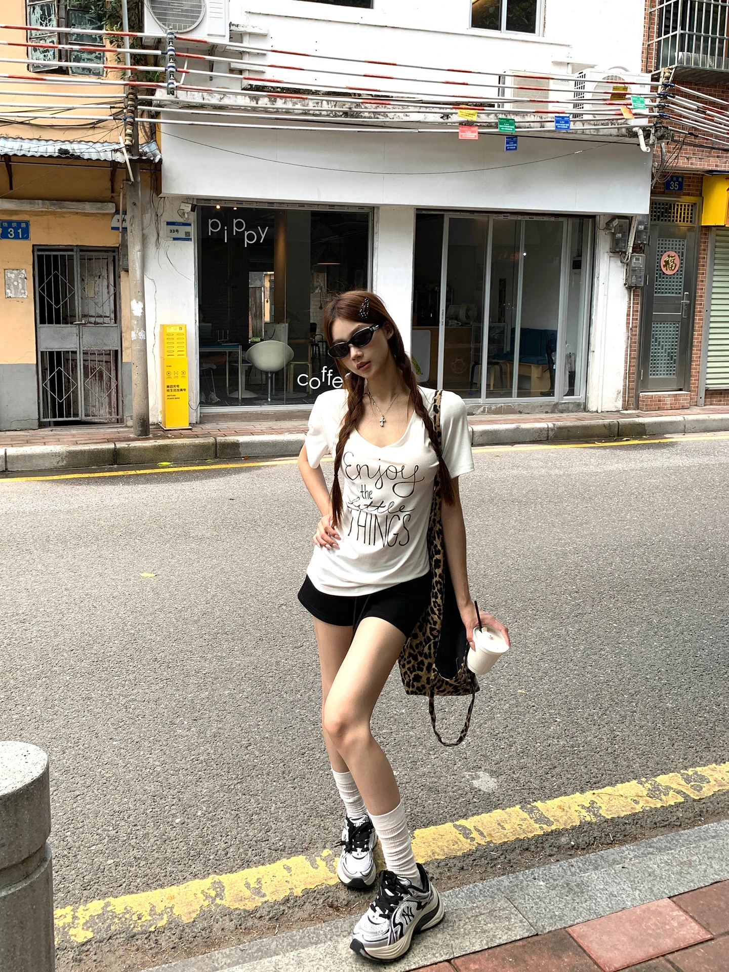 تي شيرت نسائي صيفي جديد بأكمام قصيرة وياقة على شكل V، تصميم أبيض يبرز الكتفين، قصة عادية، أنيق وعصري بمظهر شبابي جذاب #4