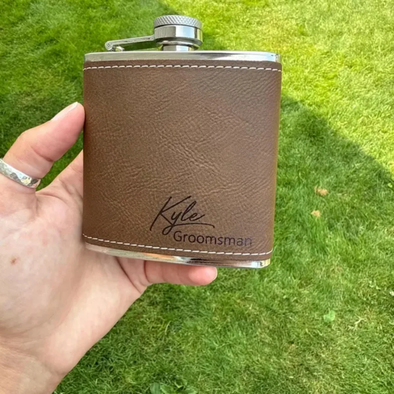 

Персонализированная кожаная фляжка для мужчин, подарок жениха, фляжка с индивидуальной гравировкой для папы, свадебная фляжка, черная фляжка, фляга для беса