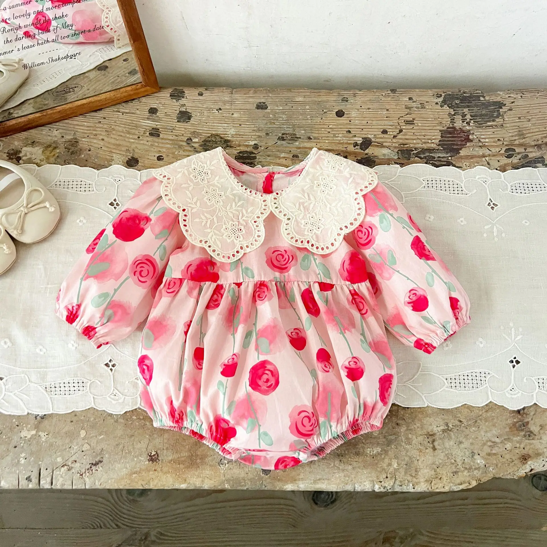 

Одежда для девочек и малышей. Хлопковый комбинезон с кружевными лацканами и принтом, свободный и повседневный на весну и осень.