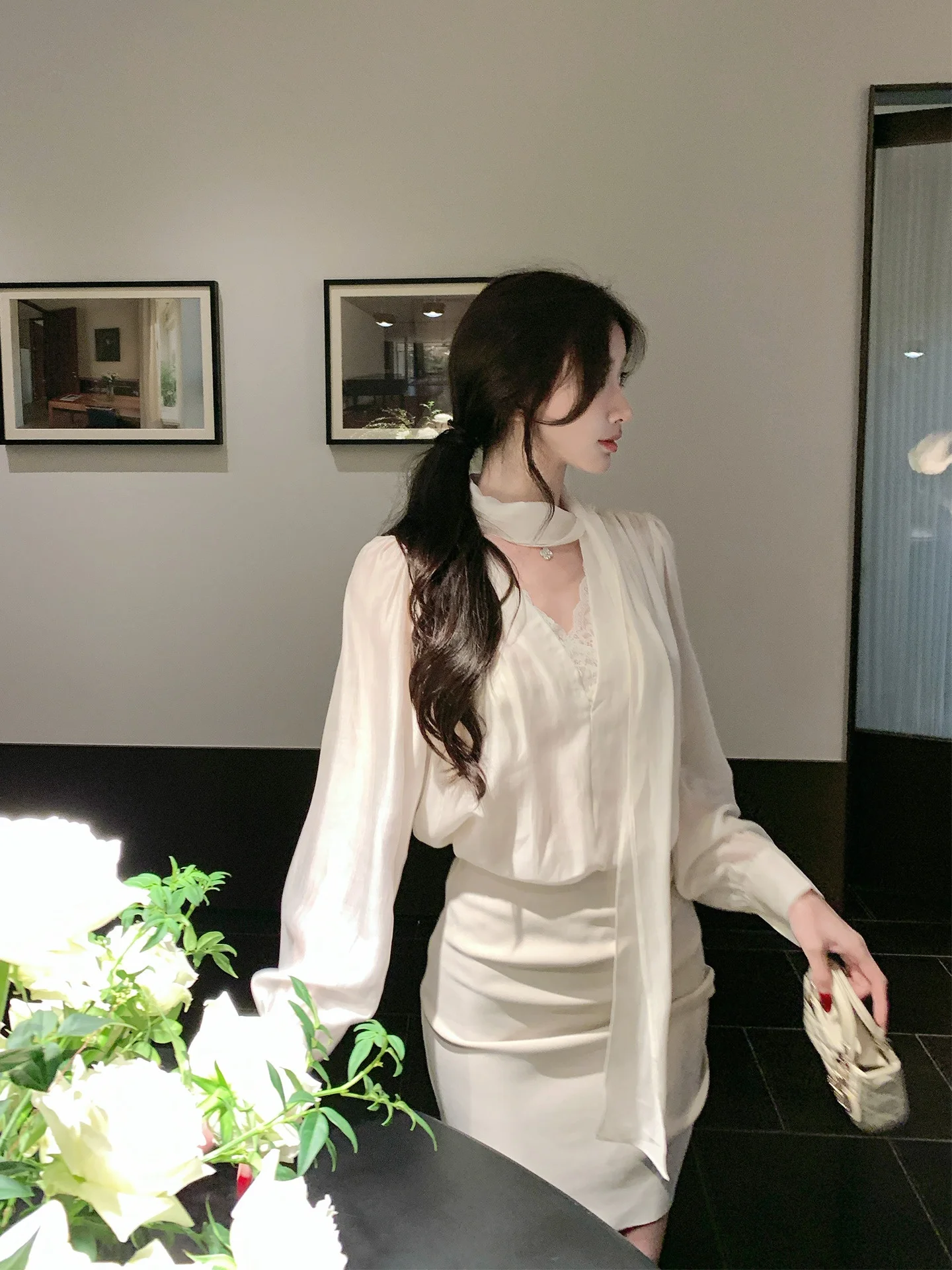 

Elegant V-Neck Lace Trim Shirt Long Sleeve Bell Bottoms French Style Loose Fit Women's Fashion Spring Collection 2026