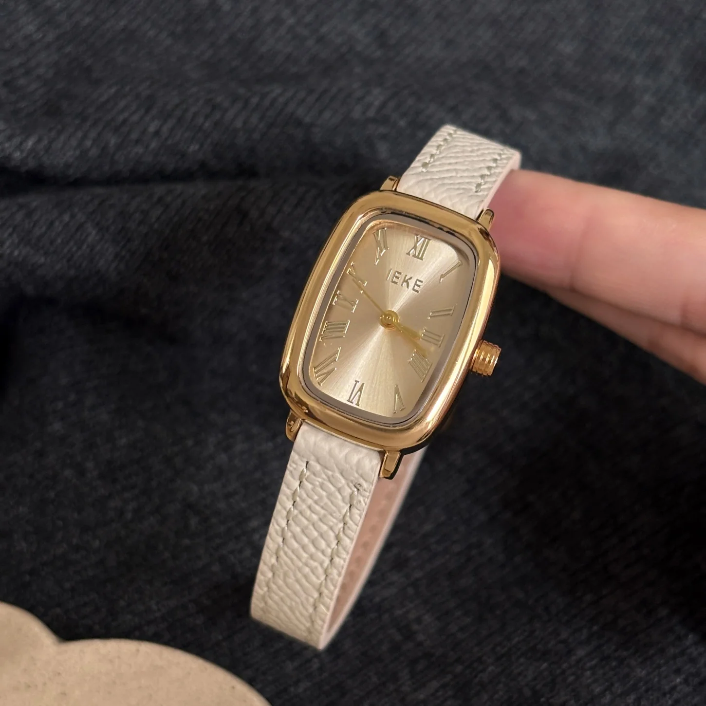 

Autumn/Winter Brown Round Women's Watch, Minimalist Style, High-End Quartz Watch for Students, Women's Fine Wristwatch