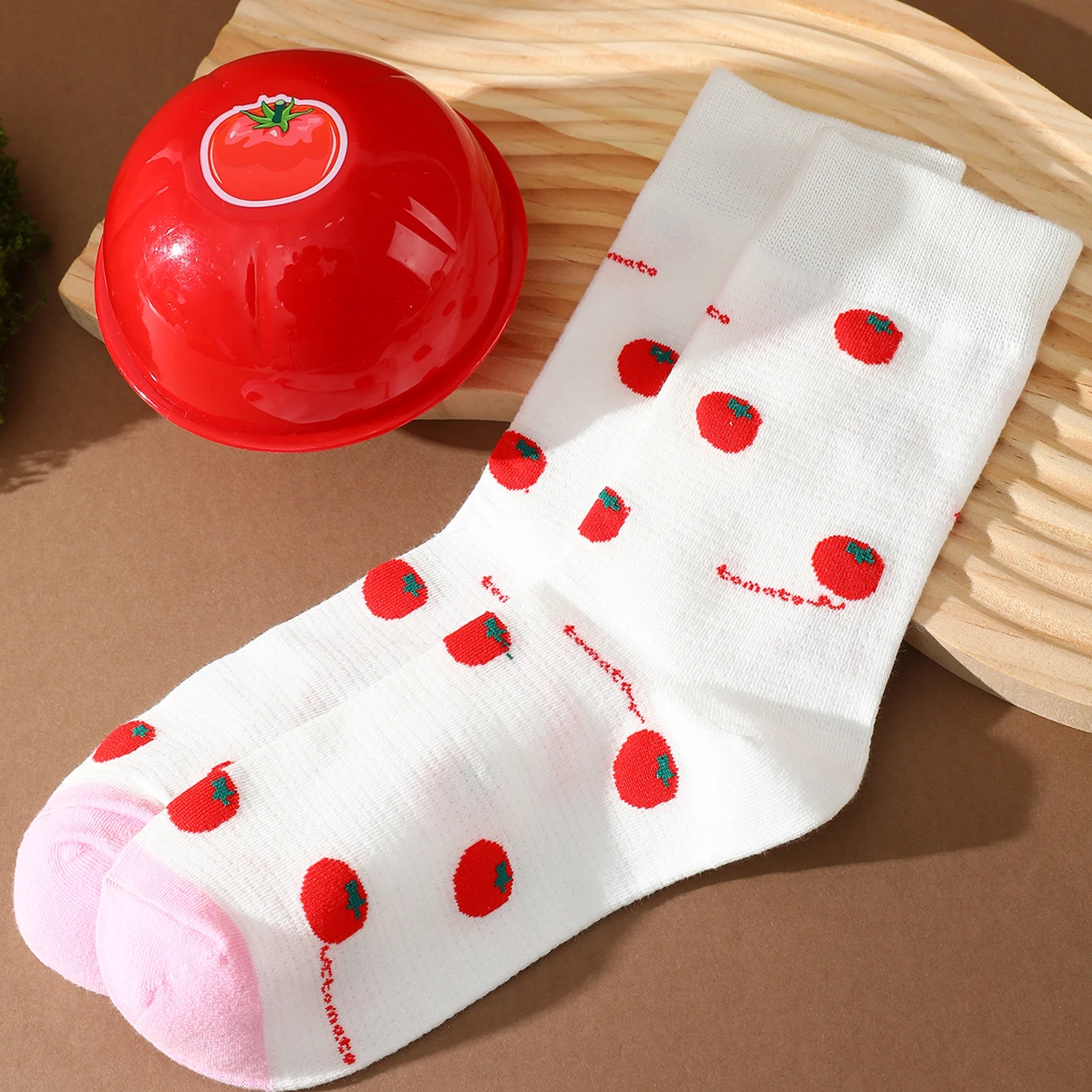 A pair of colorful tomato personality patterns men and women giving friends gift socks four seasons autumn and winter models