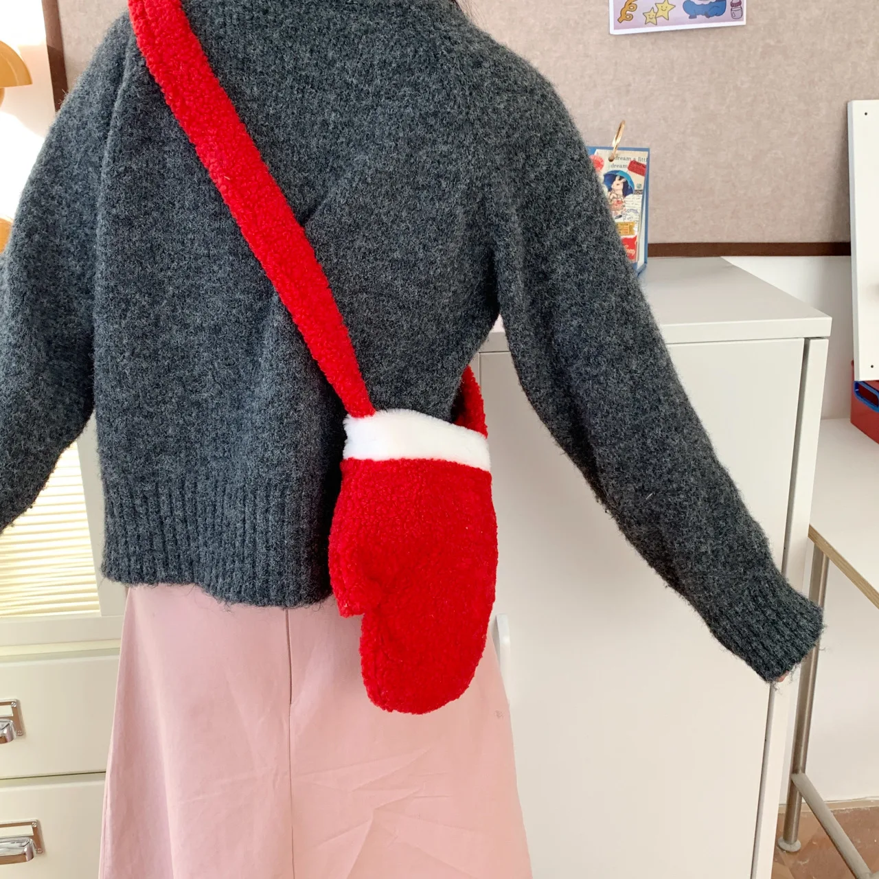 

Новогодняя рождественская сумка на плечо, большая вместительная нерегулярная красная плюшевая сумка, подарки, реквизит для вечеринки, перчатка, сумка через плечо