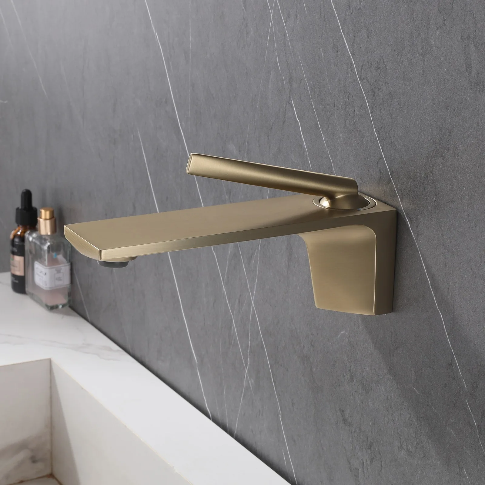 Gebürsteter Gold-Wandwaschtischarmatur mit verdecktem Wasserhahn für Waschbecken