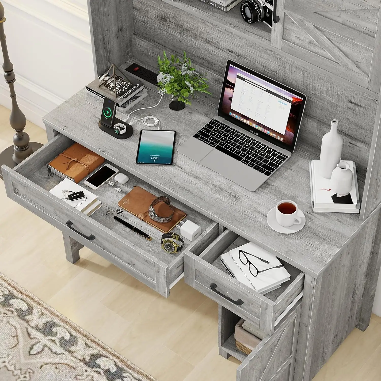 مكتب تنفيذي Farmhouse 47، مكتب كمبيوتر مزود بأدراج وخزانة، مساحة عمل للمكتب المنزلي مع محطة شحن (رمادي) #3