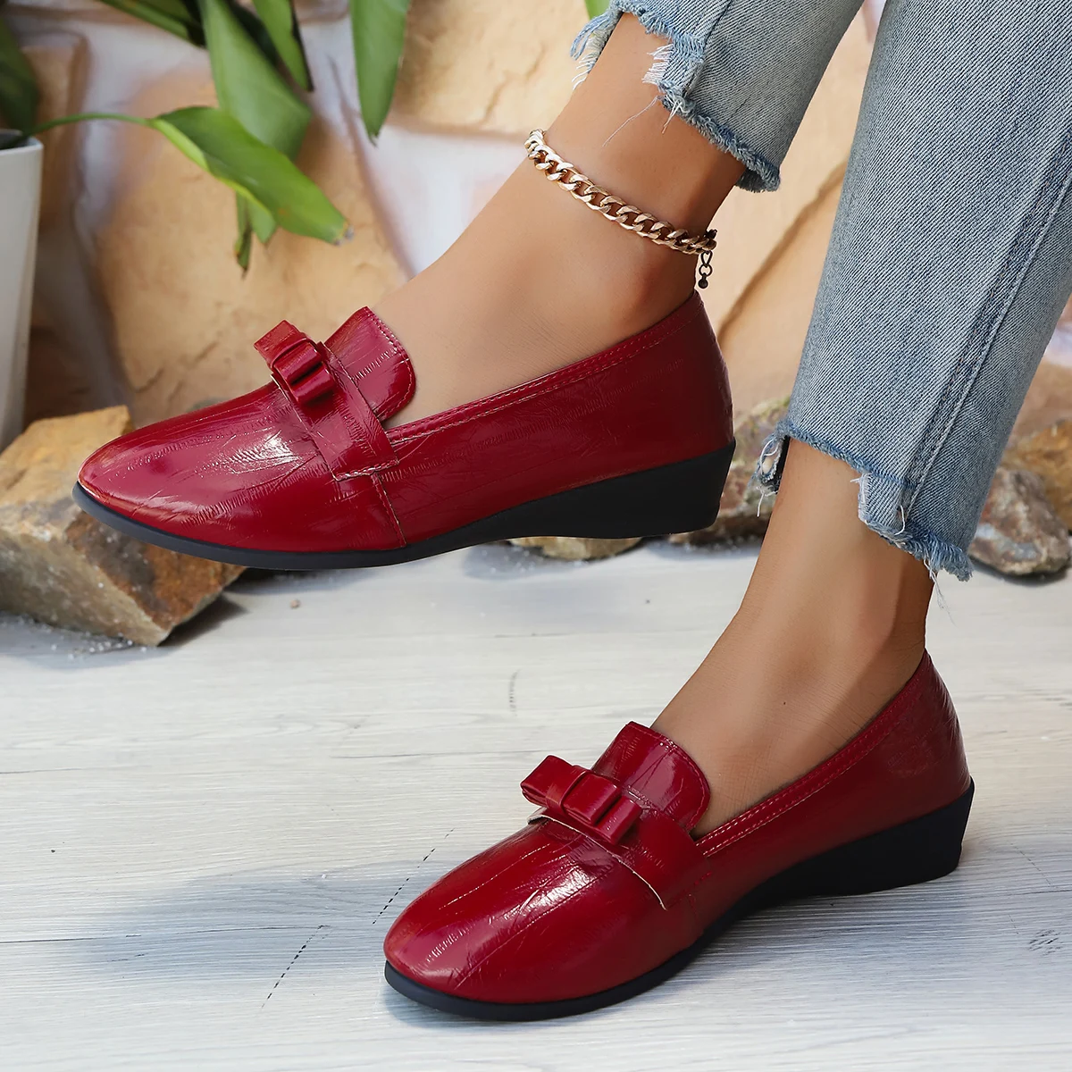 2025 New Patent Leather Crocodile Pattern Bowknot Loafers for Women Round Toe Low Heel Slip-On Shoes Red / Black / Off-White Versatile Commuting Shoes