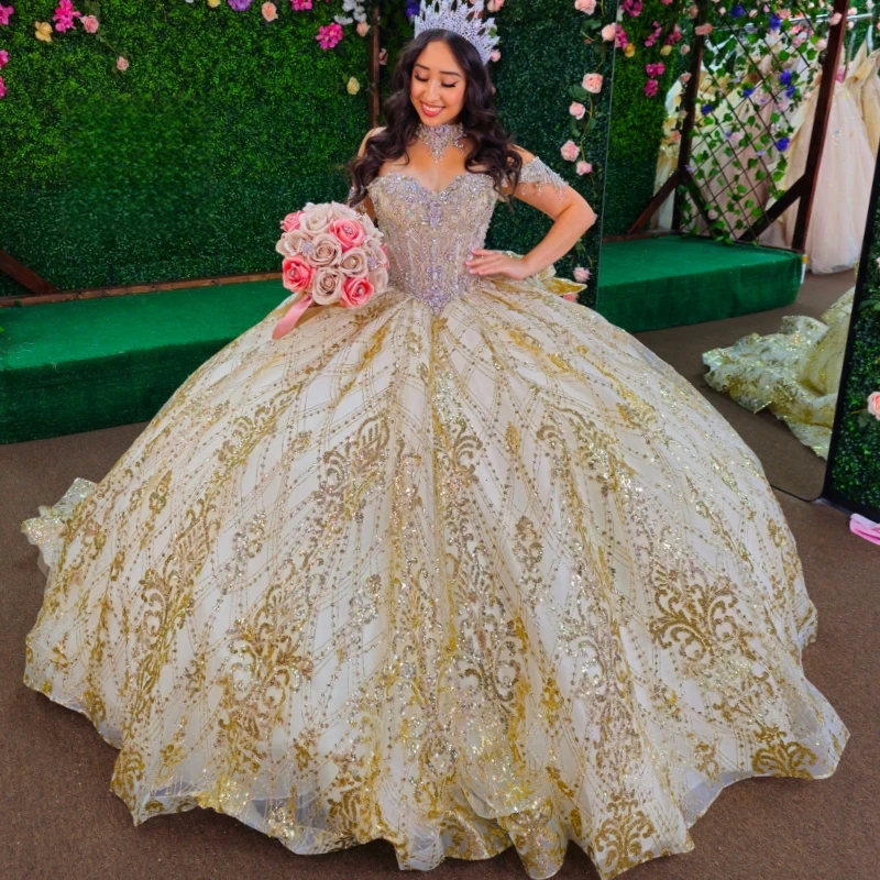 

Блестящие платья Quinceanera цвета шампанского с открытыми плечами, аппликация, кружево, бисер, хрустальный бант, тюлевой корсет, вечерние, день рождения, милое платье 16,