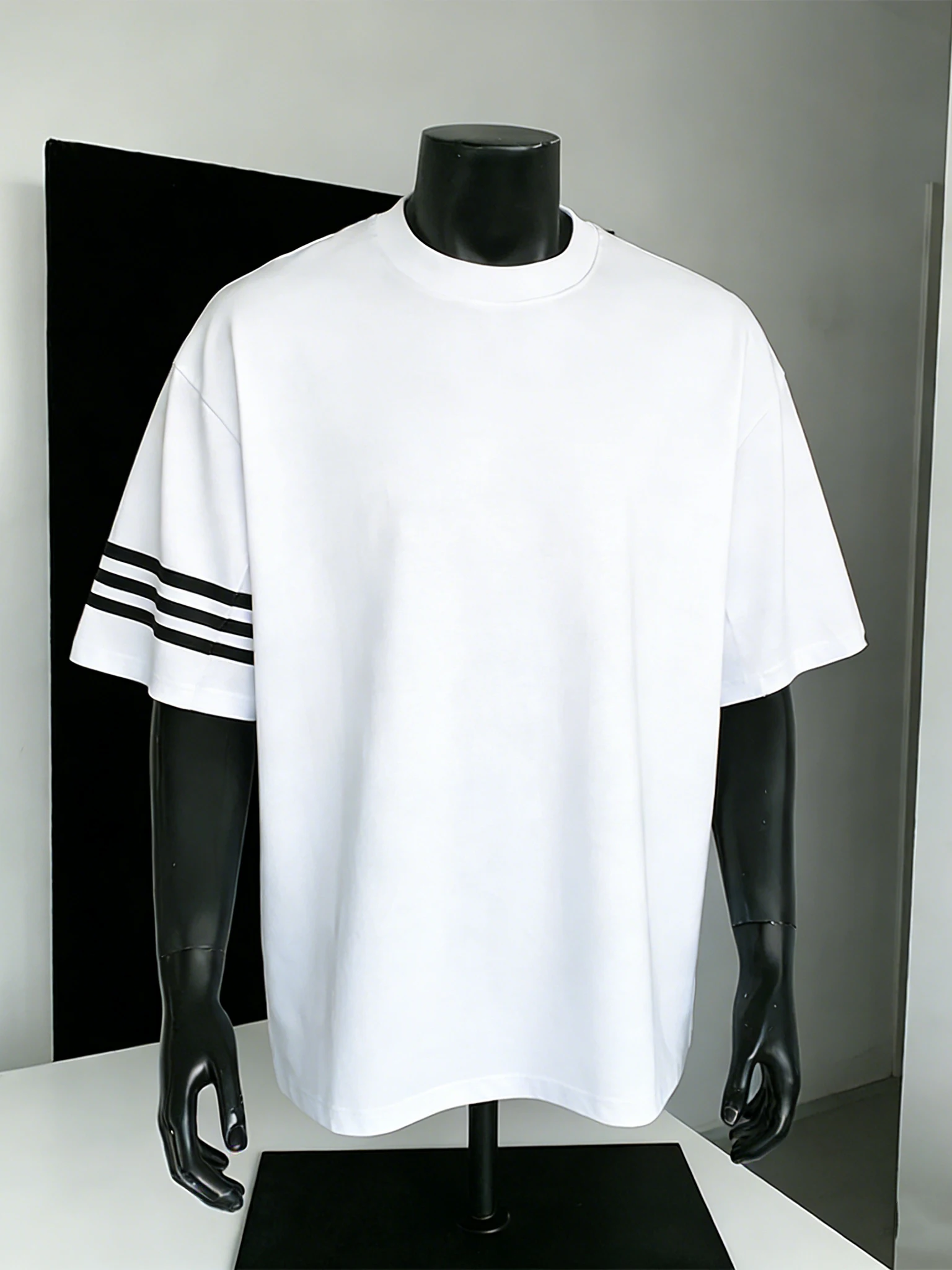 

Новая модная мужская футболка с круглым вырезом и коротким рукавом, летняя, свободная, в полоску, универсальная, белая, молодежная, повседневная, из хлопка и полиэстера, 2026