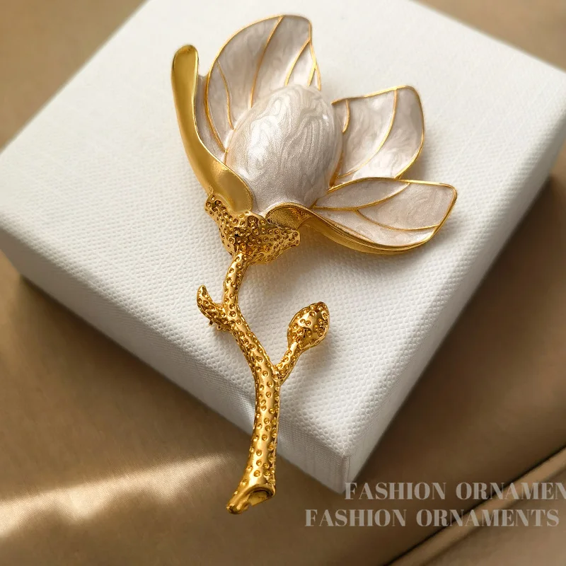 Spilla di Magnolia bianca retrò placcata in oro 24K per le donne accessori di abbigliamento per feste femminili di lusso eleganti di moda