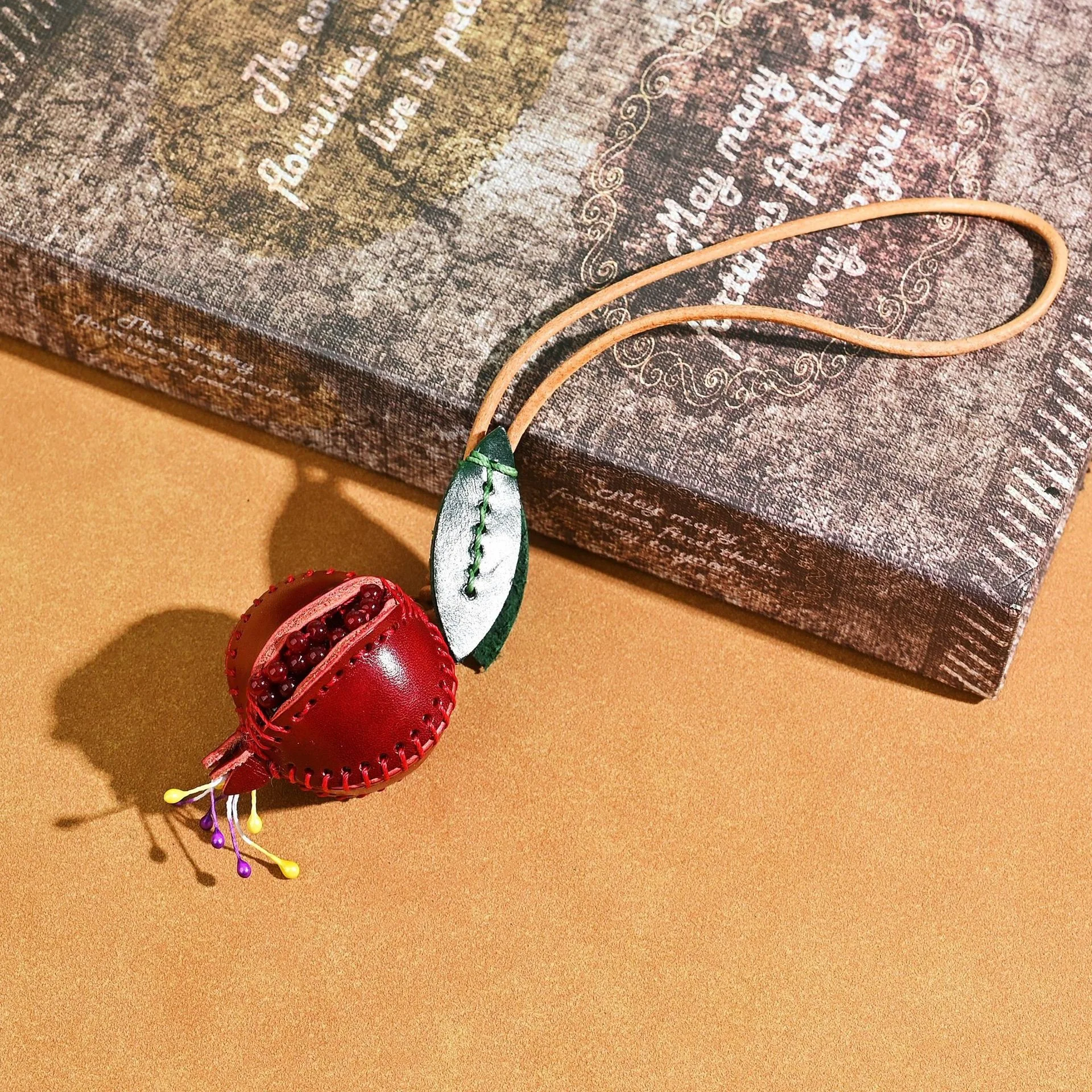 pendentif-grenade-en-cuir-pleine-fleur-de-vachette-tanne-vegetal-cousu-main-haut-de-gamme-accessoire-pour-sac-de-voiture