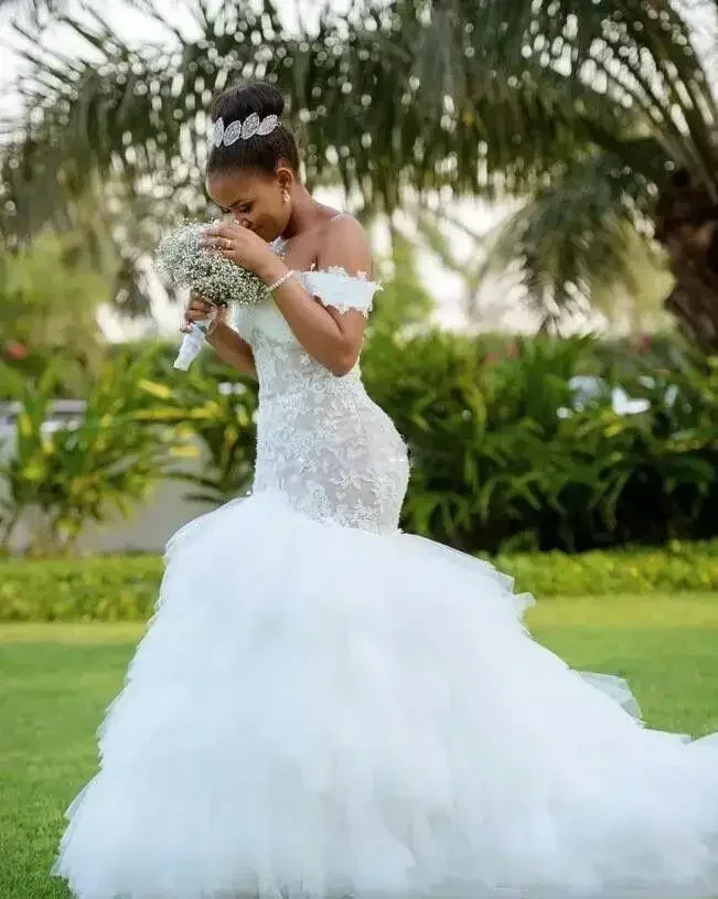 Maßgeschneiderte, wunderschöne Brautkleider im Meerjungfrauen-Stil mit Spitze, herzförmigem Ausschnitt und voluminösen, mehrlagigen Tüllschichten.