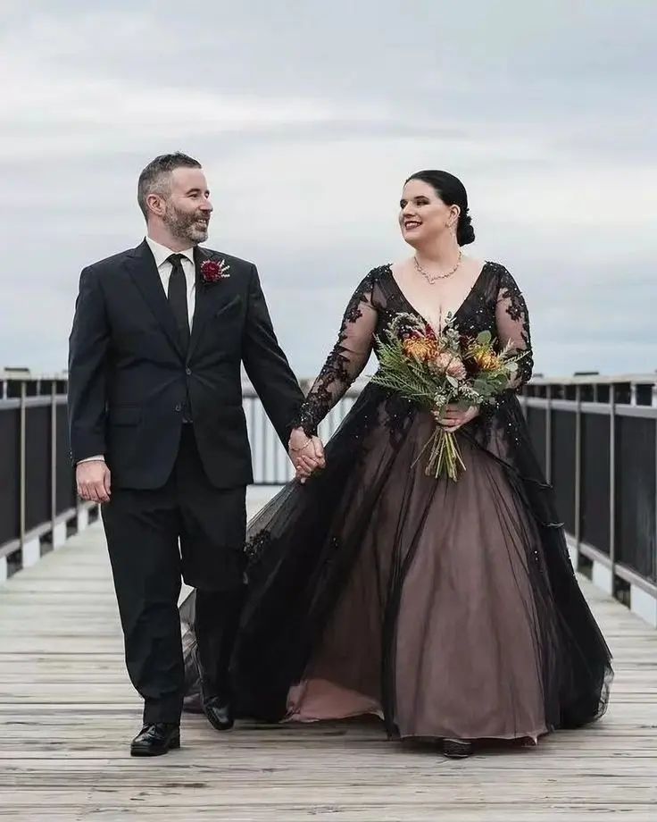 

Long Sleeves Black Gothic Wedding Dress Dark Champagne Lining V-Neck A-Line Plus Size Bridal Gowns Customized