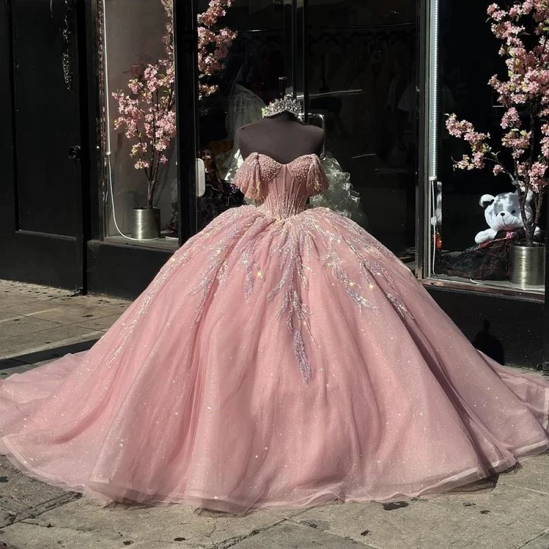 فساتين Quinceanera مطرزة باللؤلؤ الوردي قبالة الكتف فساتين Quinceanera مزينة بالترتر والدانتيل تول مشد حلو 16 فستان فيستدوس