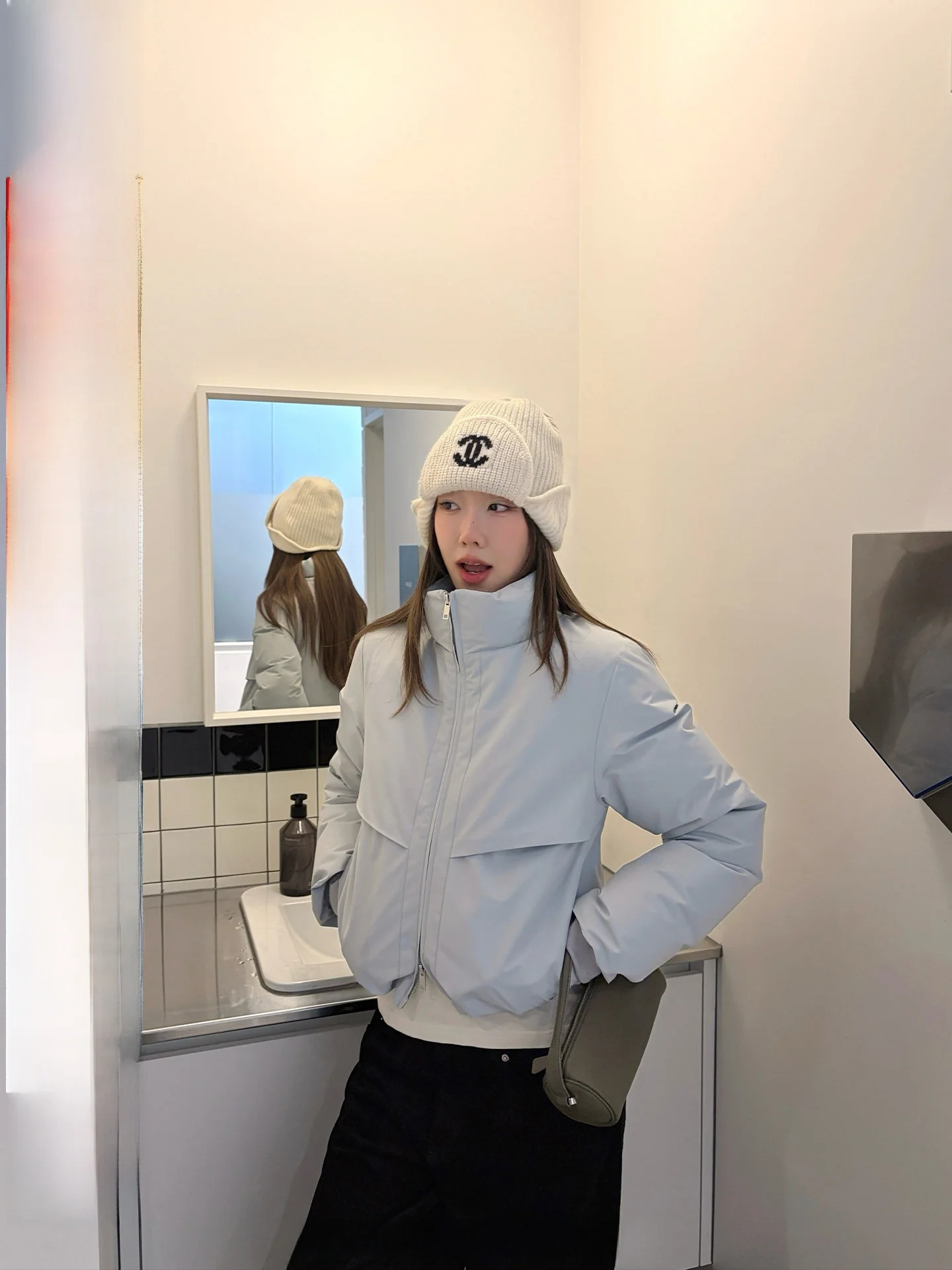 

Зимняя женская куртка Ranwear: белая, утепленная пухом, с воротником-стойкой, ветрозащитная, теплая, с легкой разделительной полосой для защиты от холода