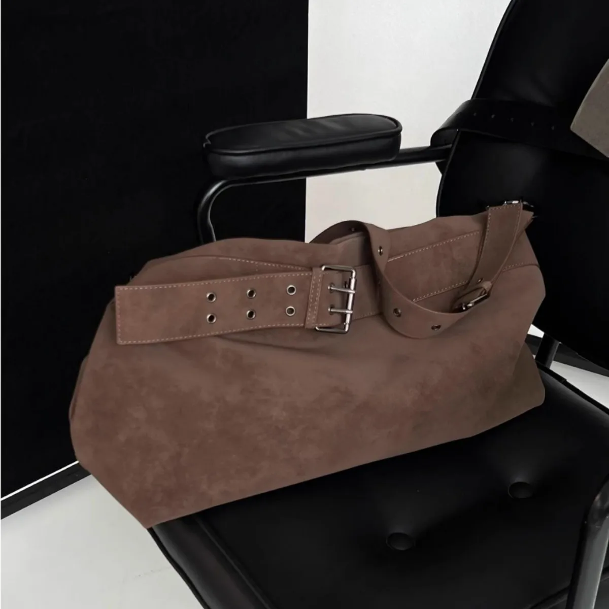 

Korean style suede suede suede leather off-road bag retro large capacity commuting handbag for new women in fall and winter 2026