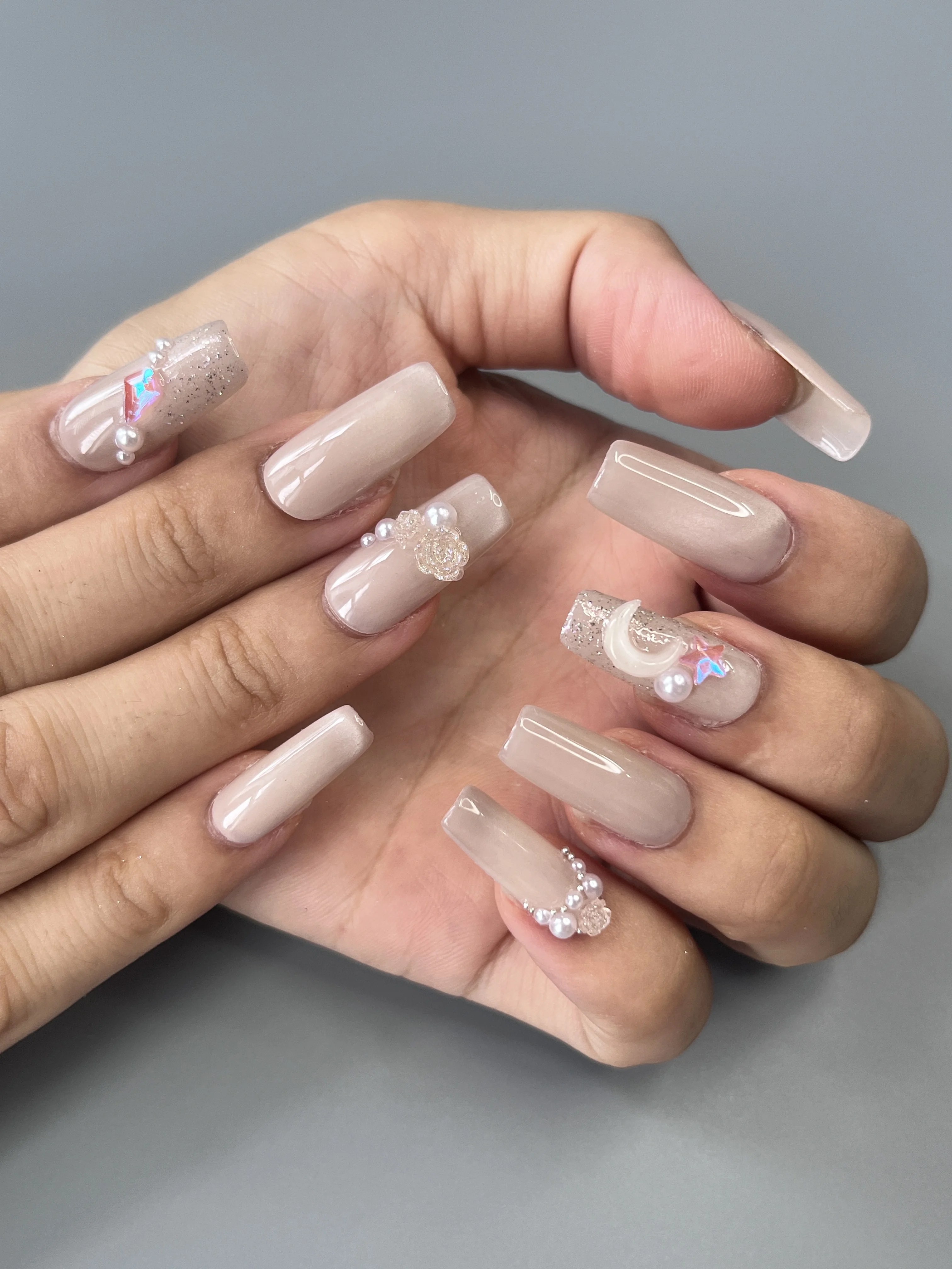 10개입 스위트 핑크 블러쉬 프렌치 네일 3D 꽃 나비 장식 펄 다이아몬드 장식 웨어러블 아몬드 프레스온 네일