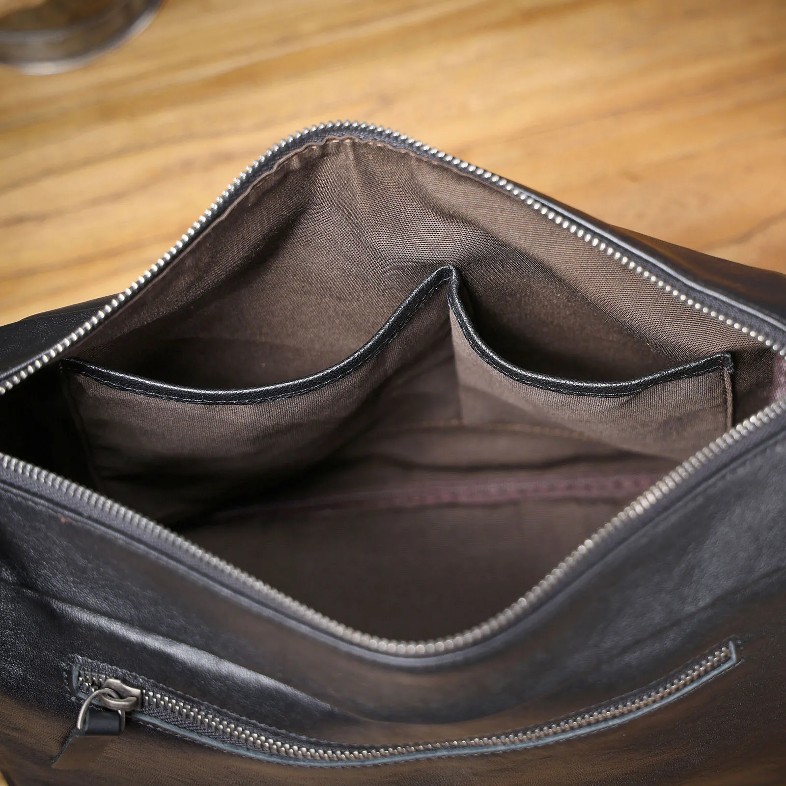 S.WORKER Vintage Herren-Umhängetasche aus Vollnarbenleder | Handgefertigter Messenger aus Used-Leder – Detail 22