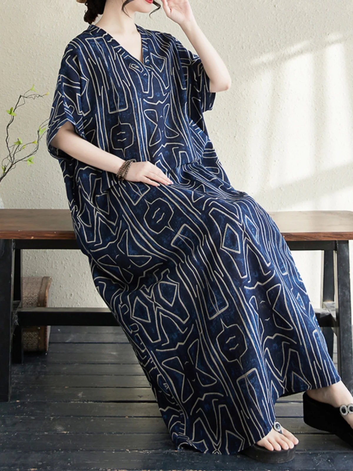 صيف جديد حجم كبير المرأة القطن الكتان طباعة V-Ne فضفاض بسيط عطلة Sle طويل الدكتور الشاطئ النسخة الكورية تخفيف