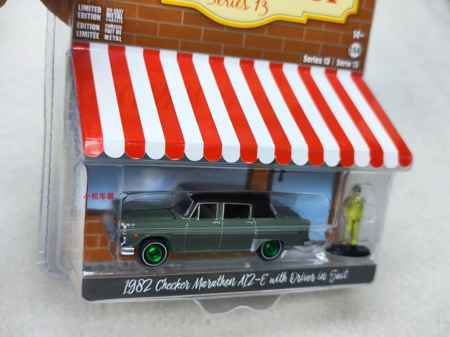 Verifique a Maratona A12-E com o modelo de carro de brinquedo para motorista.