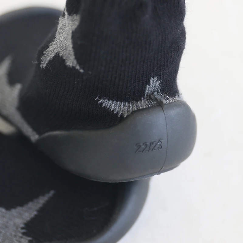 Sepatu lembut anti selip anak-anak musim dingin sepatu dalam ruangan bayi sepatu sol karet luar ruangan anak-anak sepatu balita yang nyaman