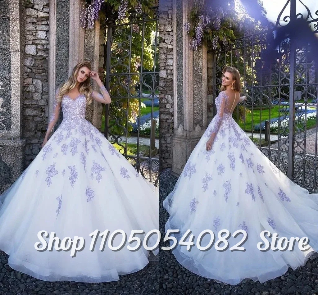 Maßgeschneidertes elegantes lila-weißes Hochzeitskleid mit V-Ausschnitt, Tüll, lange Ärmel, Spitzenapplikationen, A-Linie, Schwanz, Boden, Brautzeremonie-Kleid