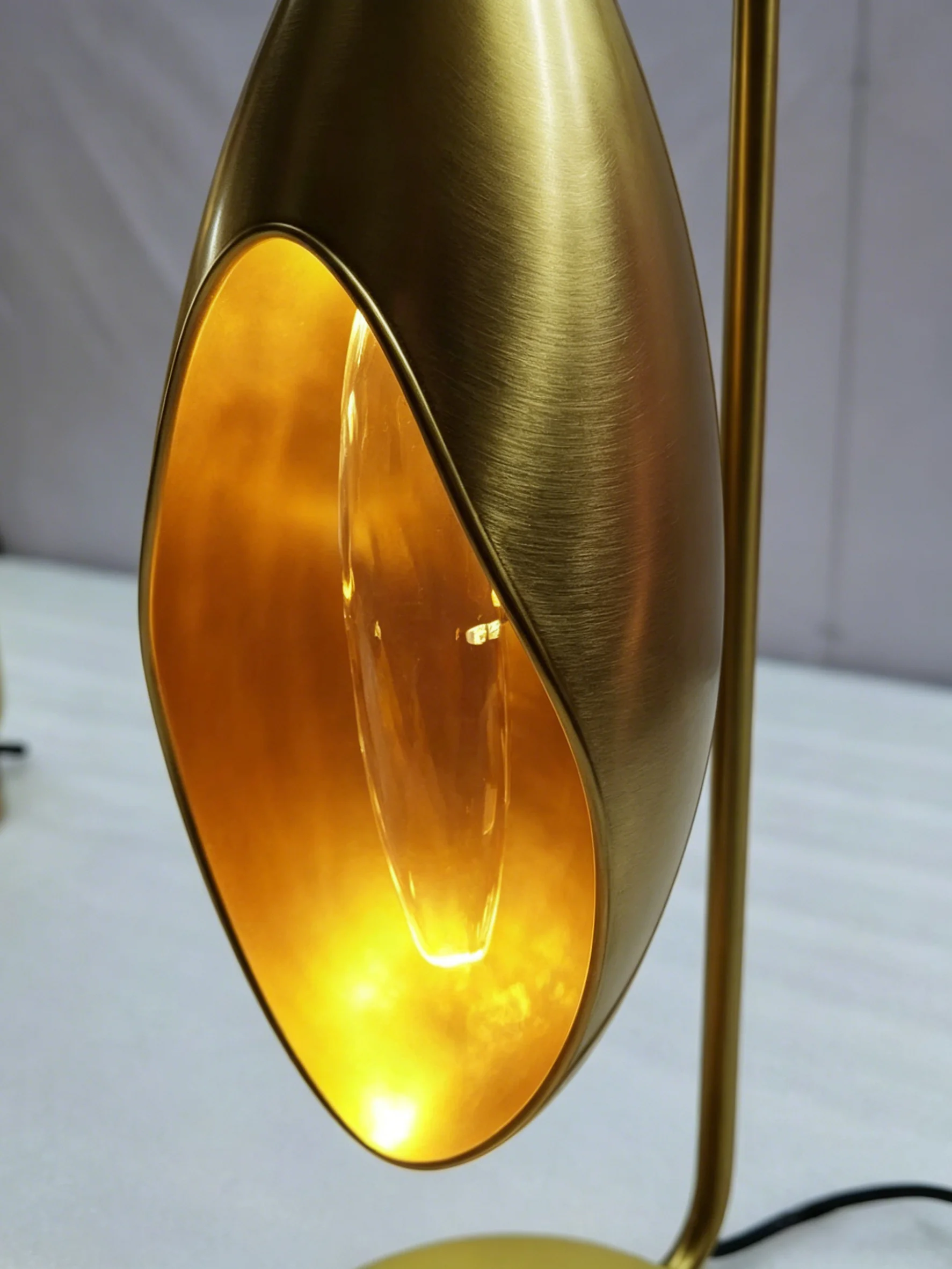 Manufacturer, creative teardrop table lamp, customizable size and color, metal table lamp