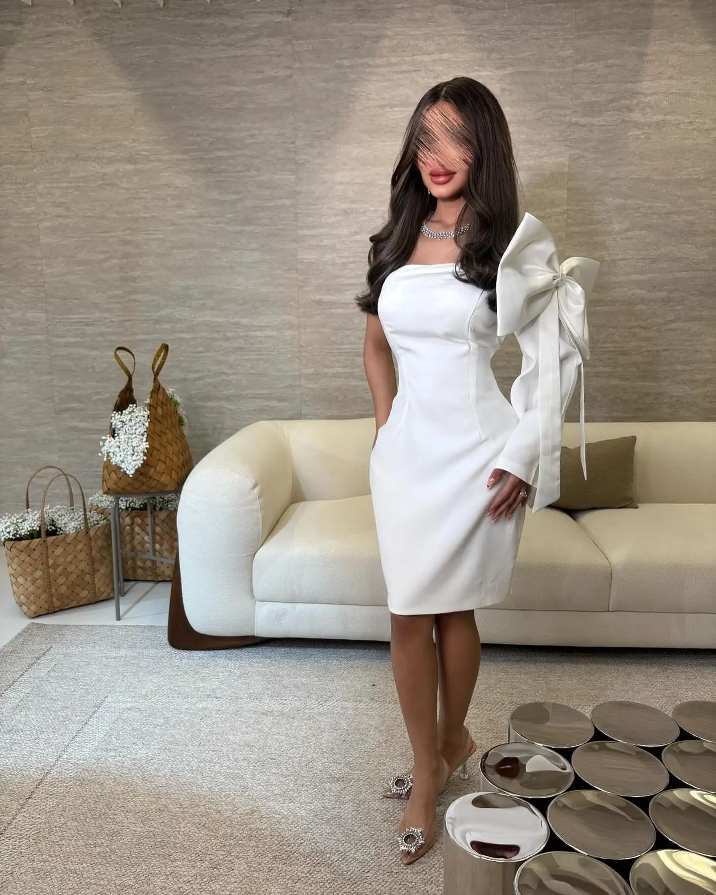 Meetlove بدون حمالات بكتف واحد غمد طول قصير فساتين لحضور الحفلات الموسيقية بسيطة أنيقة كاملة الأكمام بسيطة فساتين مناسبة بيضاء القوس 2025