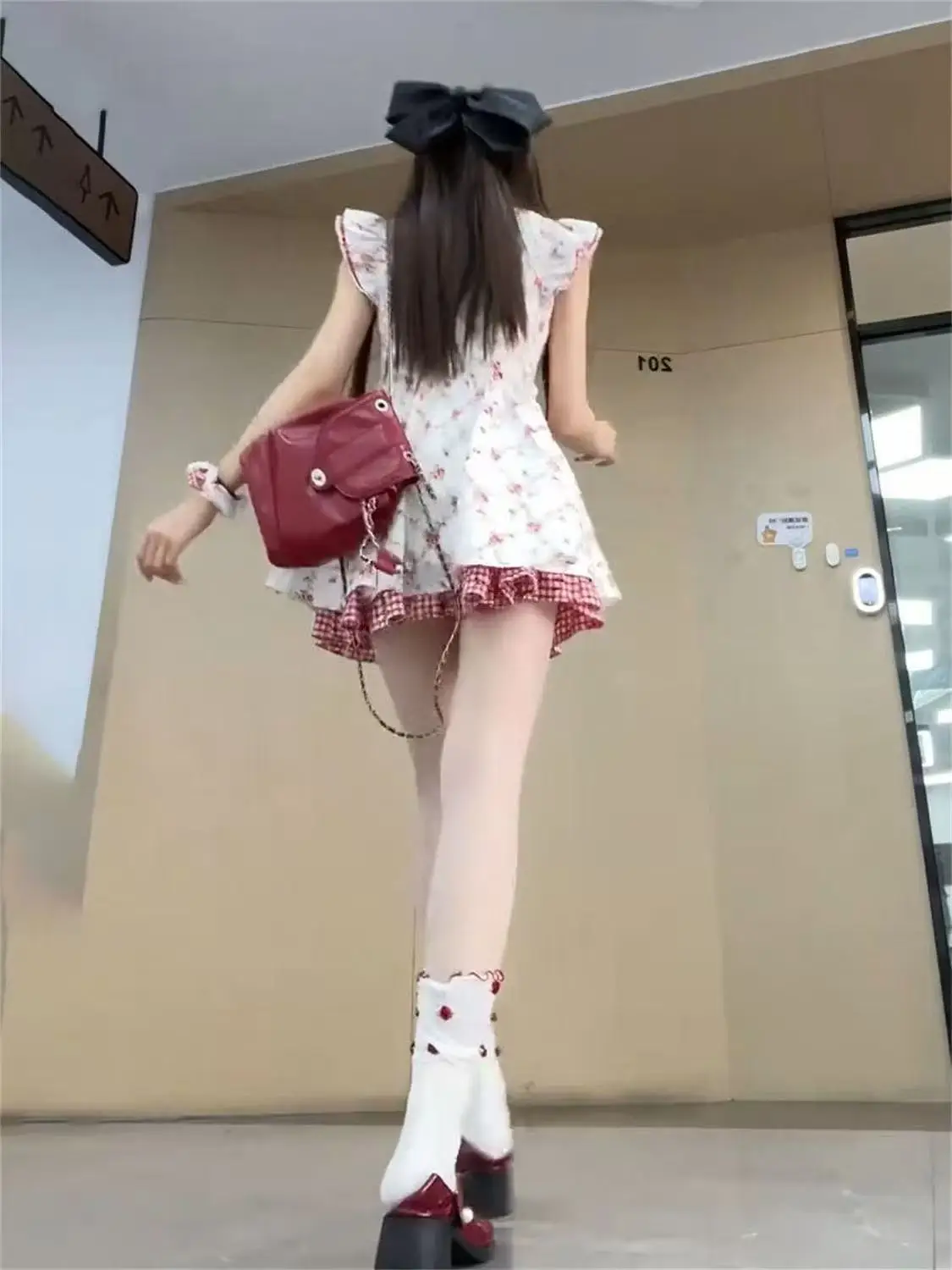 ชุดเดรสผู้หญิงแบบไม่มีแขน แต่งลายปักฉลุ ลูกไม้ผูกเชือก ผ้าแจ็คการ์ด แต่งตาไก่ จับจีบมือ แต่งสม็อค หลายชั้น สไตล์ OL