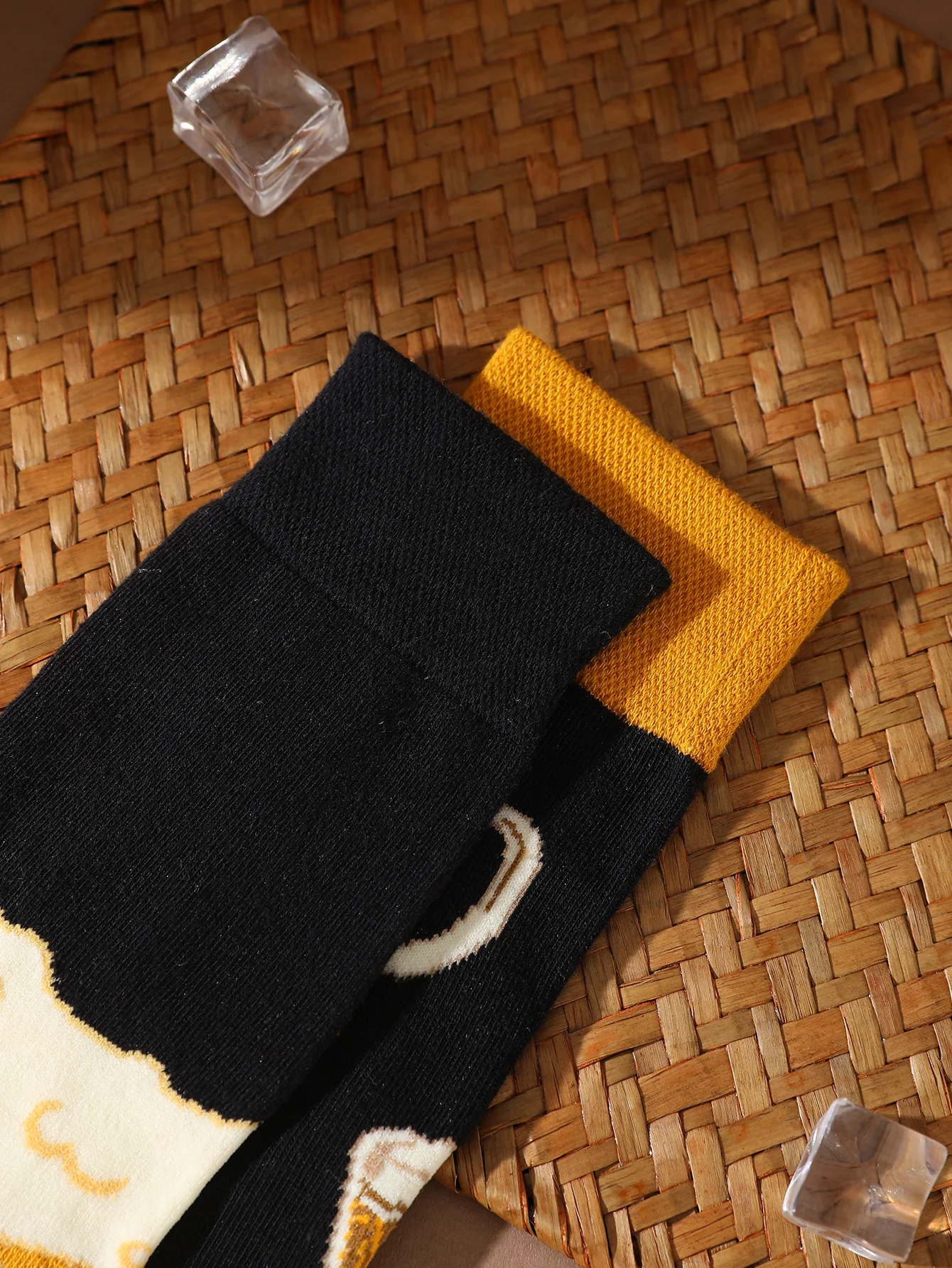 1 Paar mittelhohe Socken für Damen und Herren, mit neuartigem Bierdeckendesign, praktisch und als Weihnachtsgeschenk geeignet.