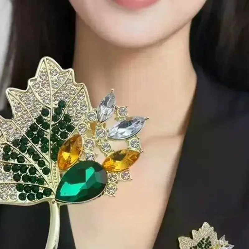 Fashion Rhinestones Pearl Alloy Maple Leaf Brooch Chic Pin Women Men Clothing Accessory Jewelry Suit Lapel Corsage New Year Gift
