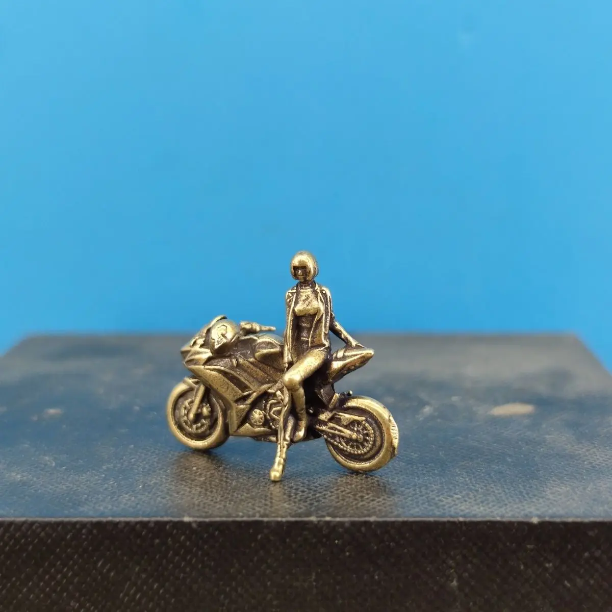 Brass Short-Haired Motorcycle Beauty 1:64 Doll Model Miniature Sandbox Figure Micro Landscape Ornament (Paintable)