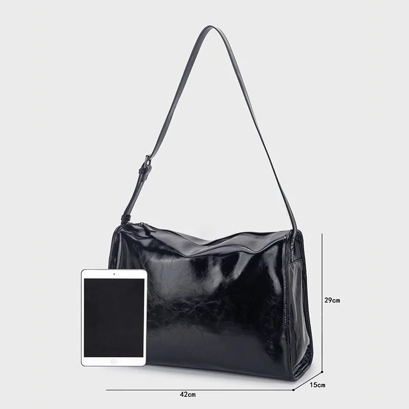 

The new large-capacity soft leather feeling pillow bag, 2025 autumn and winter which can be worn crossbody, is a shoulder bag