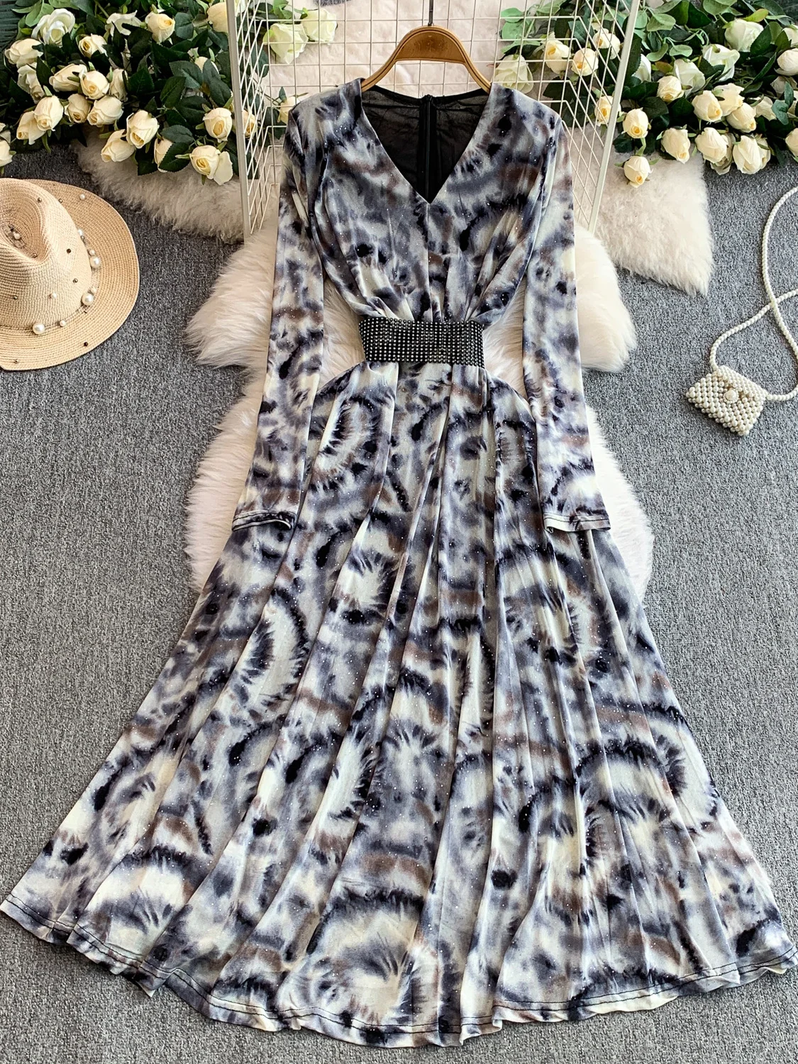 Retro Print V-Ne Lo… - image