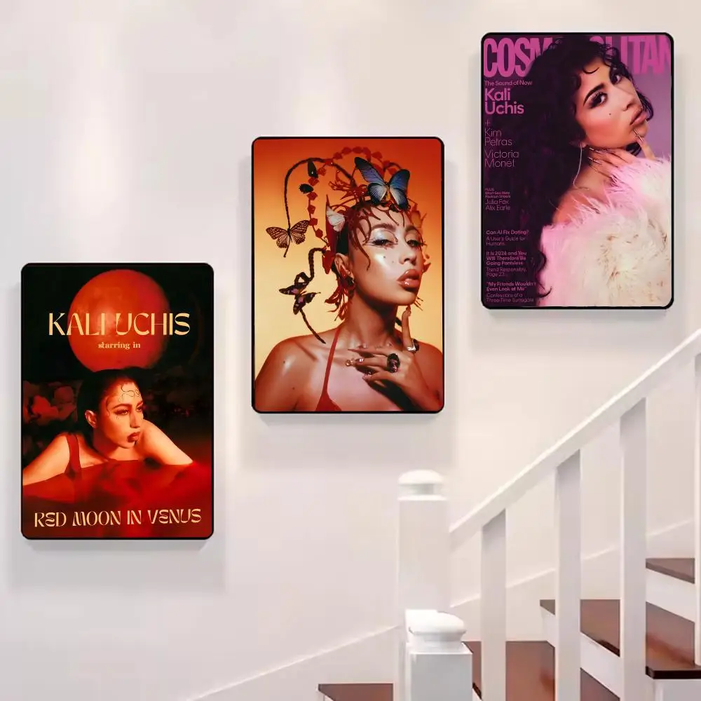 ملصق قماشي للخط من Kali Uchis: مجاني للتجاعيد ومقاوم للماء ومتين لجميع الفضاء لتزيين الحائط