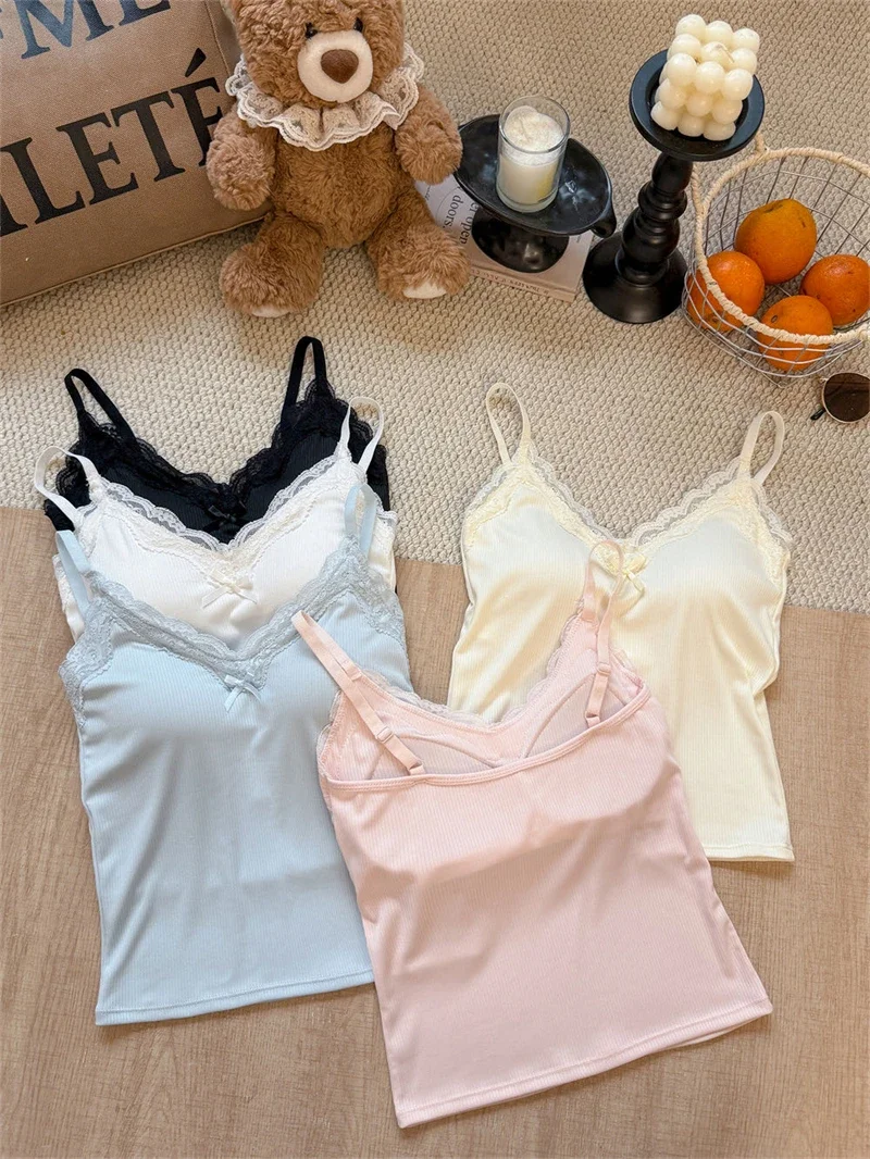 Spaghetti-Träger-Camisole 2026 Sommer Spitze Geripptes Damen-Tanktop mit integrierten BH-Pads, schmal geschnittenes Crop-Top für Innen- und Außenbekleidung – Detail 4