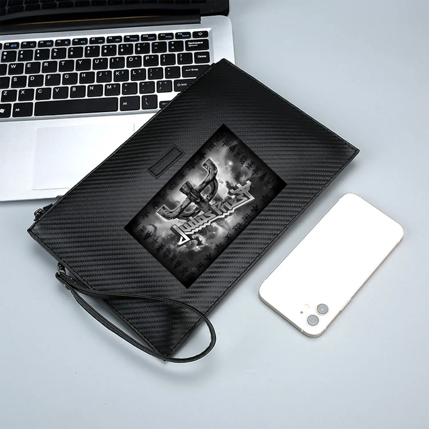 حقيبة يد رجالية من البولي يوريثان بتصميم شعار متقاطع على شكل سيف معدني ثقيل، عصرية وعملية للحمل اليومي #3