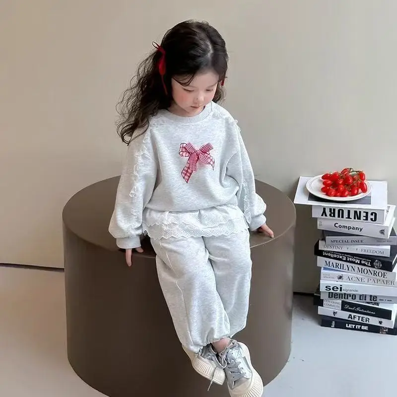 2026 Herbst Kinder Mädchen Kleidungssets Spitze Langarm Süße Schleife Sweatshirt+Hose 2-teiliger Freizeitanzug für Kinder – Detail 3