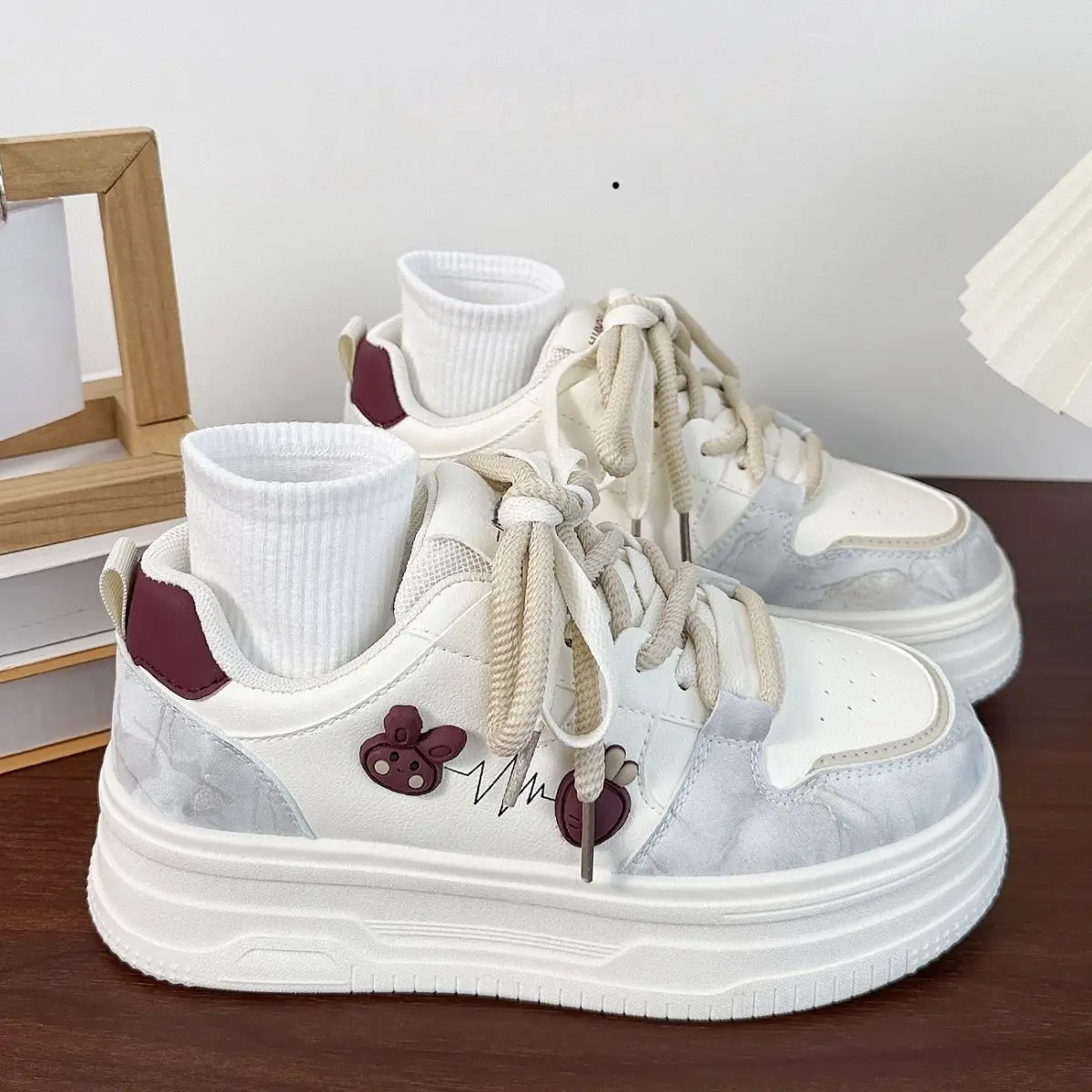 أحذية رياضية نسائية بيضاء مكتنزة لربيع وخريف 2025 أحذية عصرية مريحة تسمح بمرور الهواء أحذية طالب غير رسمية تخفيضات كبيرة