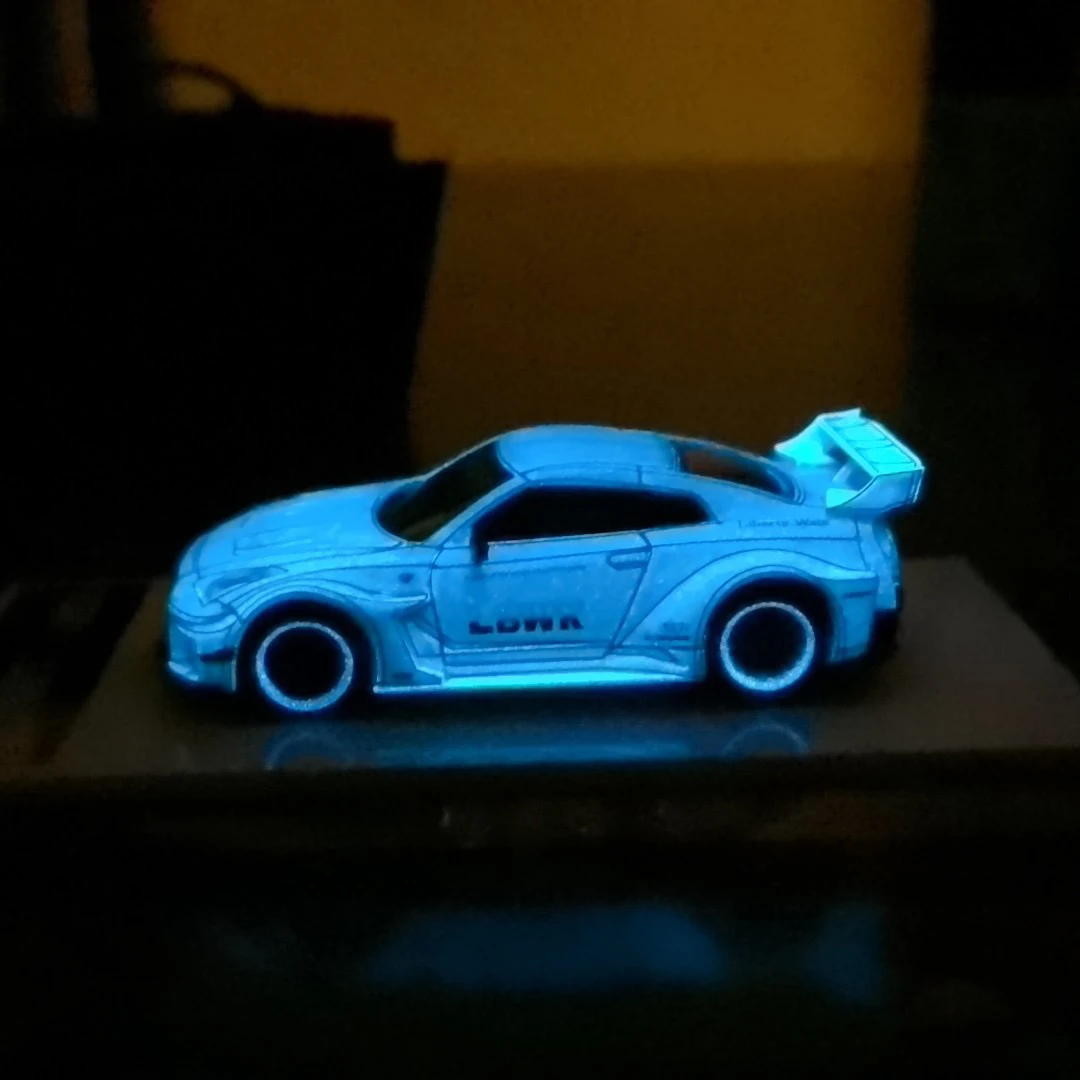 

Коллекционная миниатюрная модель автомобиля TPC 1:64 LBWK GTR 35, белая, светящаяся в темноте