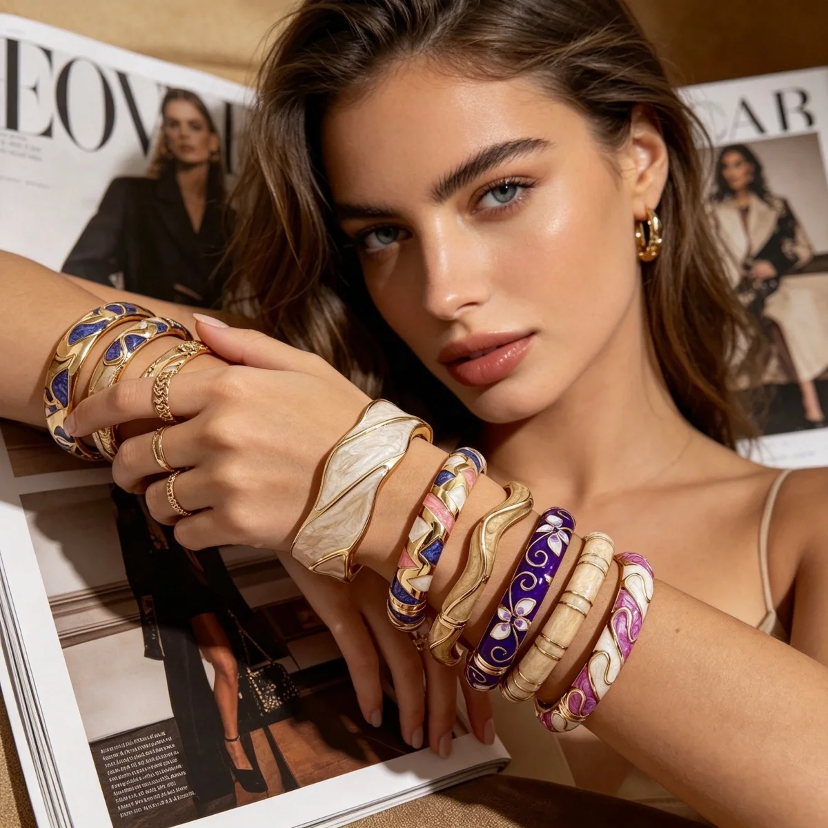 Retro-Ethno-Armband in Lila, Rosa und Weiß mit Emaille-Einsätzen für Damen und Herren, Geometrischer Statement-Armreif mit Blumenmuster – Detail 12