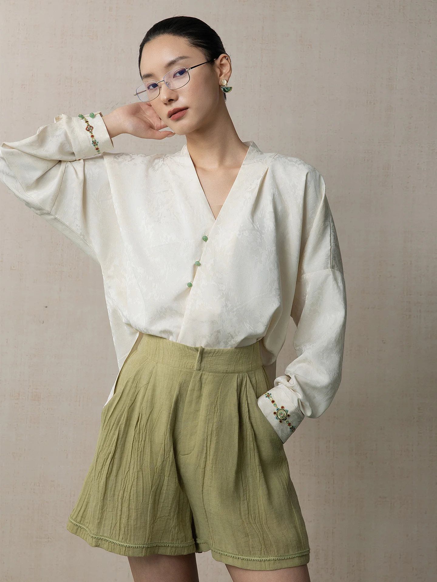 

New Chinese Style Embroidered Collar Shirt Women's Loose Fit Long Sleeve Breathable Polyester Fiber V-Neck Button up Casual S...