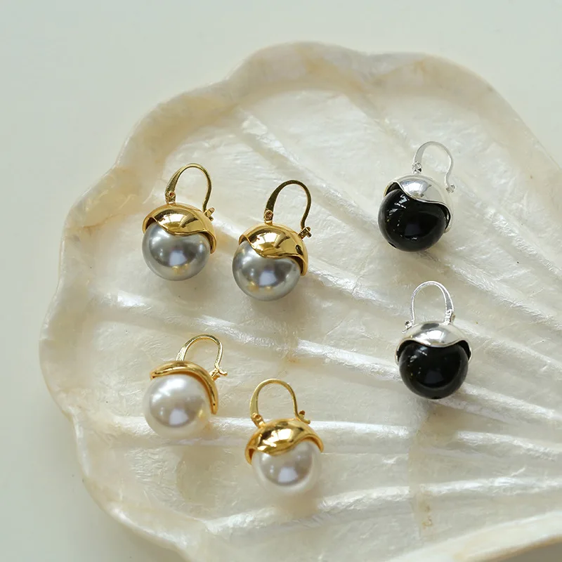 

Stylish Simple Black Agate White Pearl Earrings for Women Modern Niche Commuter France Retro Geometric Grey Pearl Earrings 2023