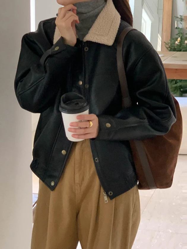 Retro Bla PU Pelle Jaet Donna Autunno Nuovo 2025 Design piccolo Colletto alla coreana Abiti da moto caldi Alla moda Lungo Sve