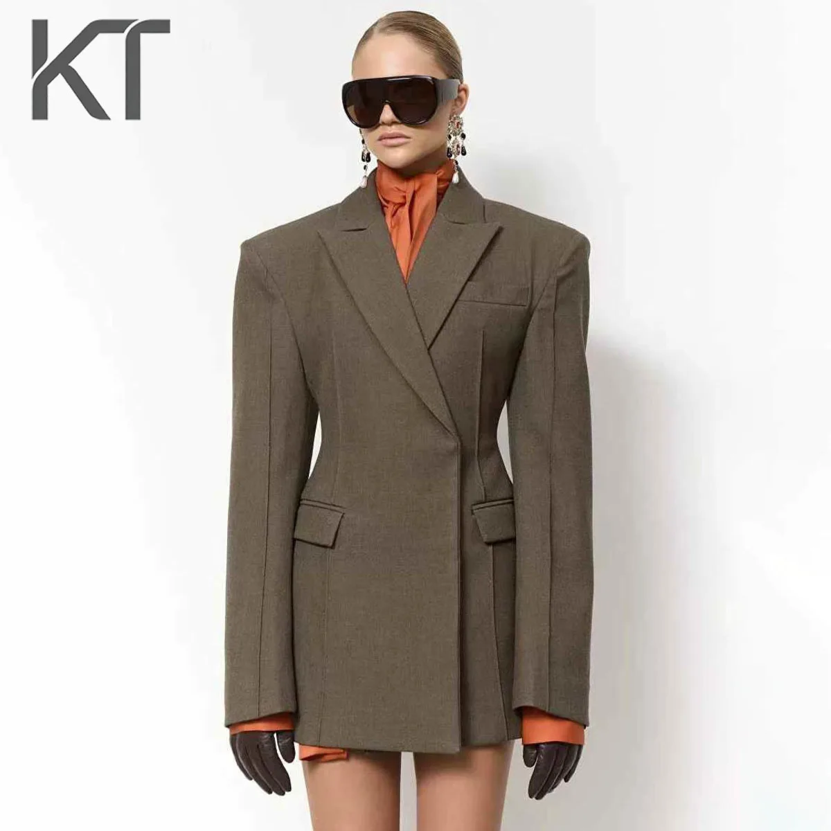 

Женское мини-платье-блейзер KT коричневого цвета с четкой линией плеч, приталенное, с двубортным рядом пуговиц, новинка 2026 года