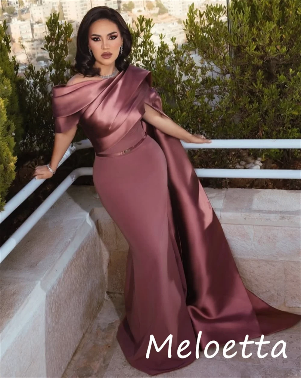 Sukienki na zamówienie w stylu chińskim, z charmeuse, z plisami, o kroju trąbki, z odkrytymi ramionami, długie, seksowne, na specjalne okazje.